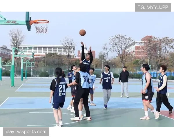 篮球比赛中,如何理解和正确运用持球突破规则?
